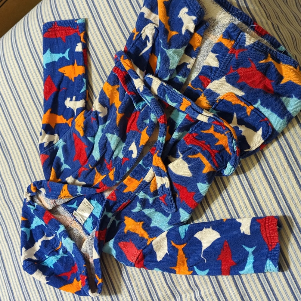 Size 5/6 Terry Cloth Boys Shark Robe